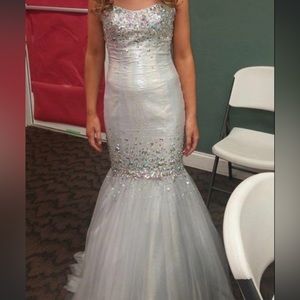 size 00! don’t know the brand name. worn twice.